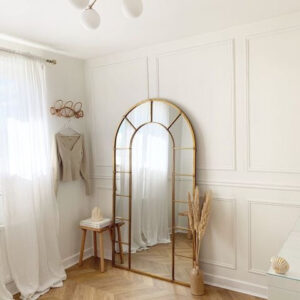 Specchio dorato ad arco per finestra